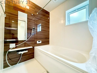 気密性と断熱性に優れ、外気の影響を受けにくく、浴室内の温度を一定に保ちやすいです。特に冬場は、暖房効率が高まり、快適なバスタイムを過ごせます。