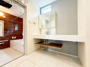 衣服の収納や脱ぎ着や整理整頓がしやすく、湿った衣類を乾燥させるスペースがありカビや臭いの発生を防ぎます。床の汚れを他の部屋に持ち込まず清潔を保つことができます。また快適な入浴環境の整備にも役立ちます。