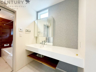 化粧品や洗顔料、歯ブラシなどの必需品をまとめて置ける収納スペースがあり、使用するたびに取り出す手間が省けます。また、水回りのため、濡れても大丈夫な素材が使用されており、お手入れが簡単です。