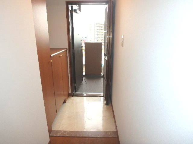 ルネ・ヒューマンズガーデン和泉の玄関|収納もある玄関です