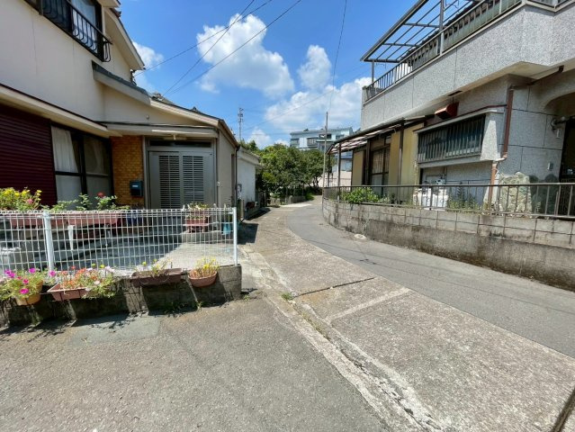 上竜尾町　売地の前面道路含む現地写真|道路との段差もなくスムーズに駐車できます。