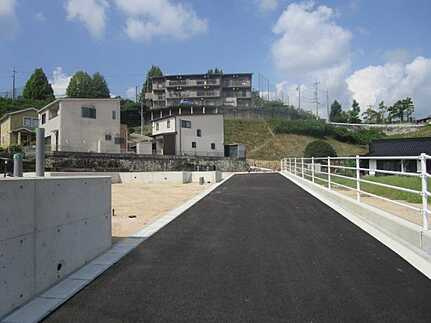 広島市安佐南区高取南１丁目　の前面道路含む現地写真