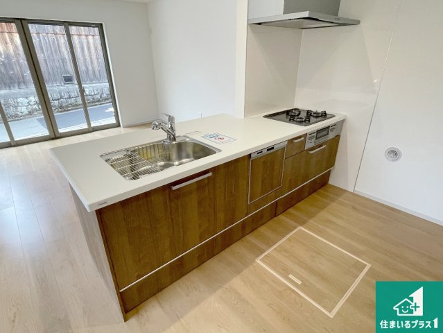 京現地説明会開催　京都市山科区川田西浦町　第1期　新築一戸建てのキッチン|リビングと統一感があり、使い勝手のいいキッチン。広々としているので、二人並んで作業が出来ちゃいます。お子様と一緒に色々なお料理に挑戦できるスペースがあります。