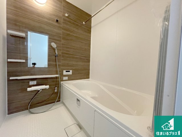 京現地説明会開催　京都市山科区川田西浦町　第1期　新築一戸建ての浴室|足をゆったり伸ばして寛げる浴槽です。窓が設けられていますので差し込む光が明るく穏やかな雰囲気にしてくれます♪浴室乾燥機も設置しているので、雨の日の洗濯物も安心です♪