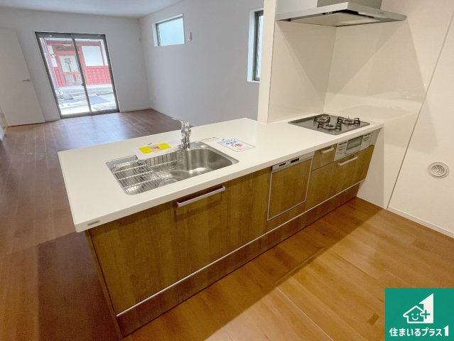 京都市山科区川田西浦町　第1期　新築一戸建てのキッチン|リビングと統一感があり、使い勝手のいいキッチン。広々としているので、二人並んで作業が出来ちゃいます。お子様と一緒に色々なお料理に挑戦できるスペースがあります。