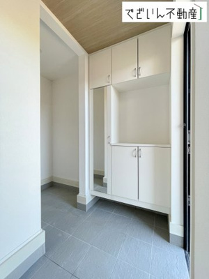 【玄関】 | GRAFARE羽生市中岩瀬【平屋】新築住宅 | ≪2号棟≫明るい光が差し込む清潔感あふれる玄関スペース！ たくさんの靴や外で使う道具もまとめてスッキリと収納できる空間を確保しています♪
現地(2025年12月撮影)