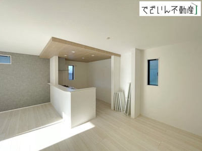 【居間・リビング】 | GRAFARE羽生市中岩瀬【平屋】新築住宅 | ≪2号棟≫広いリビングで遊ぶお子様の様子を見守りながらキッチンに立てる対面式！ 家族がいつも近くにいられる安心感のある間取りと空間設計です♪
現地(2025年12月撮影)