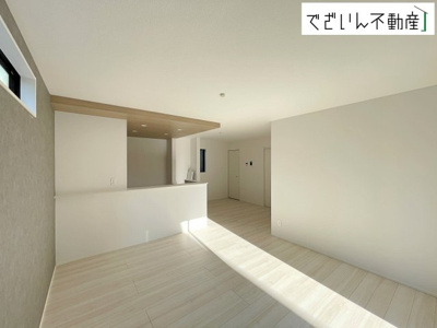 【居間・リビング】 | GRAFARE羽生市中岩瀬【平屋】新築住宅 | ≪2号棟≫開放的な空間設計は、家族のコミュニケーションを自然に育むよう計算されています！ 階段へのアクセスもスムーズで生活しやすい空間が魅力です♪
現地(2025年12月撮影)