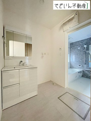 【独立洗面台】 | GRAFARE羽生市中岩瀬【平屋】新築住宅 | ≪2号棟≫清潔感あふれる洗面所は広々としたカウンターと収納スペースが魅力的！ 朝の忙しい時間も家族並んでスムーズに身支度ができますね♪
現地(2025年12月撮影)