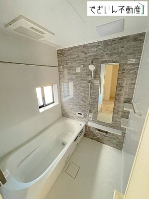 【浴室】 | GRAFARE羽生市中岩瀬【平屋】新築住宅 | ≪2号棟≫一日の疲れを癒すゆったりとしたバスタブと広々空間が魅力の浴室！ お子様との楽しいバスタイムも確保でき、心身ともにリラックスできます♪
現地(2025年12月撮影)