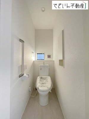 【トイレ】 | GRAFARE羽生市中岩瀬【平屋】新築住宅 | ≪2号棟≫白を基調とした清潔感のある空間でいつでも気持ち良く使用できるデザイン！ 窓があるので換気もスムーズに行え、衛生面でも安心ですね♪
現地(2025年12月撮影)