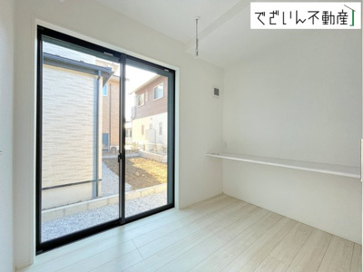 【洋室】 | GRAFARE羽生市中岩瀬【平屋】新築住宅 | ≪2号棟≫雨の日も洗濯物が干せるサンルームには室内物干し付き。便利なカウンター付で家事がはかどりますね♪
現地(2025年12月撮影)