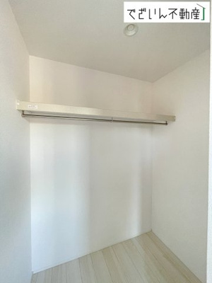 【収納】 | GRAFARE羽生市中岩瀬【平屋】新築住宅 | ≪2号棟≫季節の衣類や思い出の品も全て収まる大容量のクローゼットスペースを確保！ 居住空間をいつでもスッキリと保てるのが嬉しいですね♪
現地(2025年12月撮影)