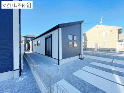 【外観】 | GRAFARE羽生市中岩瀬【平屋】新築住宅 | ≪2号棟≫周囲の街並みにも調和する洗練されたデザインの外観です！ 帰るたびに心が満たされるような、家族の笑顔を守る堂々とした佇まいです♪
現地(2025年12月撮影)