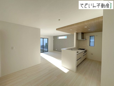 【居間・リビング】 | GRAFARE羽生市中岩瀬【平屋】新築住宅 | ≪2号棟≫シンプルで飽きのこない内装はどんな家具やインテリアも合わせやすいです！ お気に入りの空間に仕上げて、心地よい毎日を実現しましょう！
現地(2025年12月撮影)