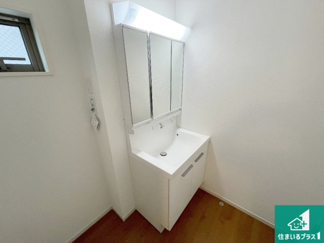 京都市山科区川田西浦町　第1期　新築一戸建ての独立洗面台|清潔感のある洗面台です。フラットな鏡は掃除がしやすく毎日清潔！鏡裏には収納があるのでスッキリとした洗面台が保てます。