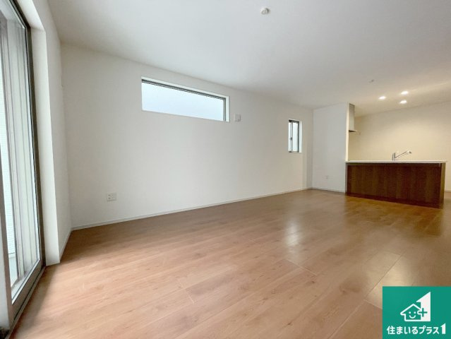 京都市山科区川田西浦町　第1期　新築一戸建ての居間・リビング|日当たり良好の明るいリビングで朝の目覚めもスッキリできそう！対面キッチンでご家族のコミュニケーションも自然と増える設計！小さなお子様が遊ぶスペースを作っても広々とくつろげるLDK！