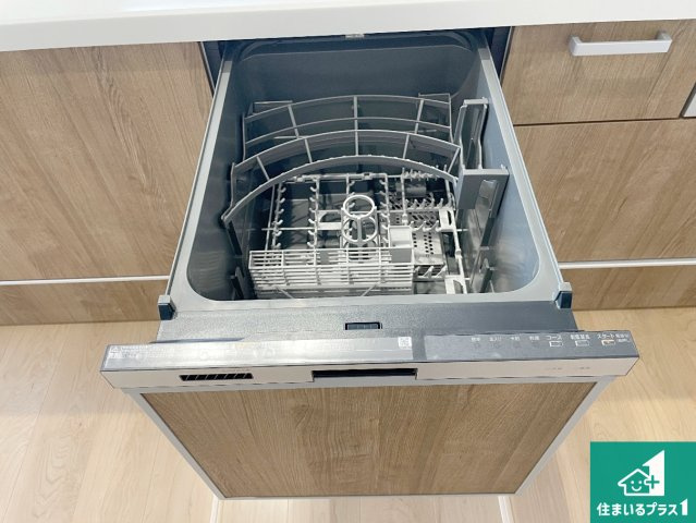 京都市山科区川田西浦町　第1期　新築一戸建ての設備|食事後の一仕事、食器洗いをボタン一つでお任せできちゃいます！場所を取らないビルトイン式なので、お料理スペースもしっかり確保！