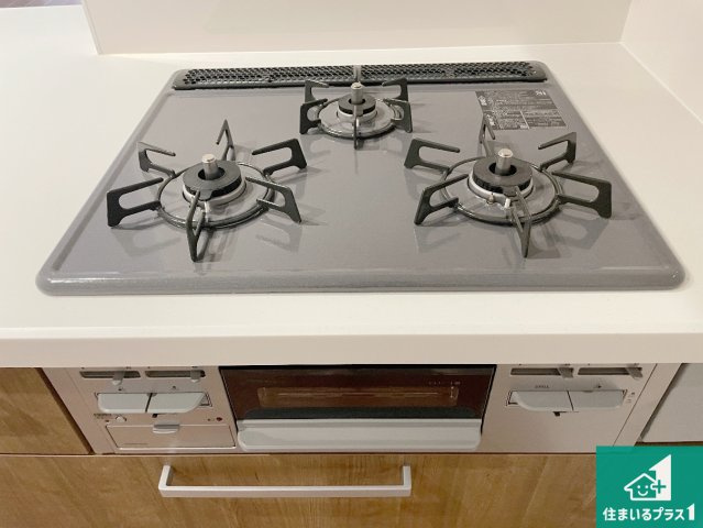 京都市山科区川田西浦町　第1期　新築一戸建ての設備|ダブル高火力Ｓｉセンサー付きコンロ！３口あるので、まとめて料理をする時も大活躍！