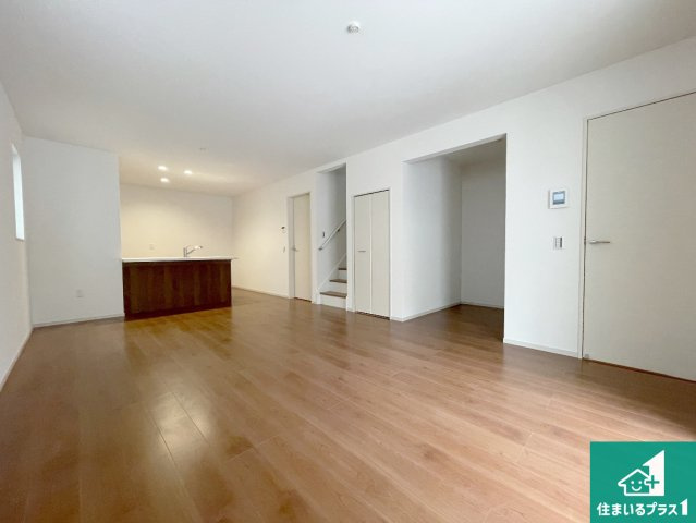 京都市山科区川田西浦町　第1期　新築一戸建ての居間・リビング|シンプルなリビングは、観葉植物等のインテリアを楽しめますね！パパ好みにも、ママ好みにも家具次第で雰囲気を変えることができます！