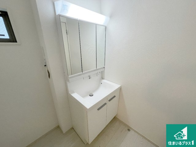 京都市山科区川田西浦町　第1期　新築一戸建ての独立洗面台|清潔感のある洗面台です。フラットな鏡は掃除がしやすく毎日清潔！鏡裏には収納があるのでスッキリとした洗面台が保てます。