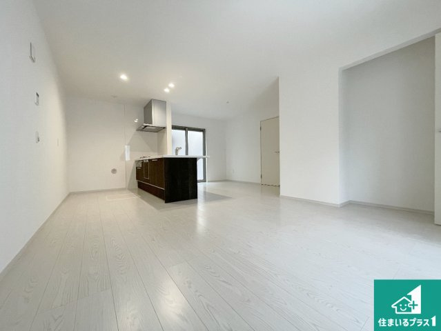 京都市山科区川田西浦町　第1期　新築一戸建ての居間・リビング|日当たり良好の明るいリビングで朝の目覚めもスッキリできそう！対面キッチンでご家族のコミュニケーションも自然と増える設計！小さなお子様が遊ぶスペースを作っても広々とくつろげるLDK！