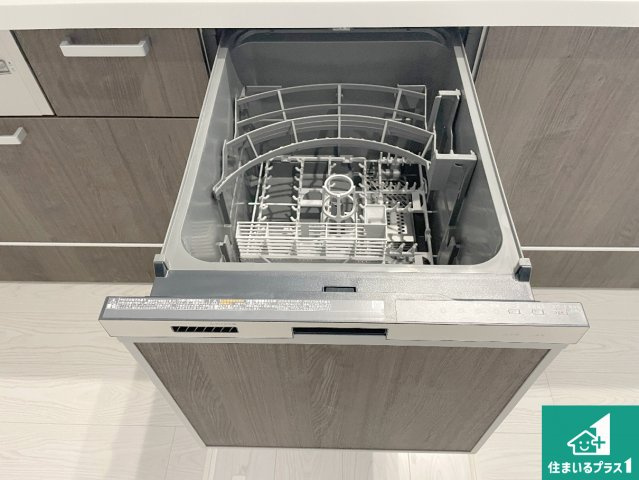 京都市山科区川田西浦町　第1期　新築一戸建ての設備|食事後の一仕事、食器洗いをボタン一つでお任せできちゃいます！場所を取らないビルトイン式なので、お料理スペースもしっかり確保！