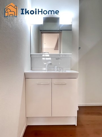 明石市大久保町山手台2丁目15期2号地　新築戸建の洗面所|【ホームページに現地動画掲載中】●年中無休：当日予約可●洗面台は３面鏡。広さのあるワイドシンクです。