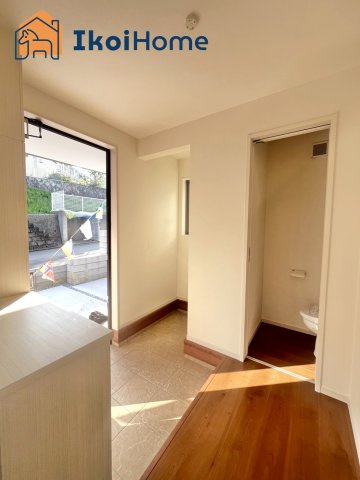 明石市大久保町山手台2丁目2号地　新築戸建の玄関|【ホームページに現地動画掲載中】●年中無休：当日予約可●アウトドア用品を収納できる土間収納があります