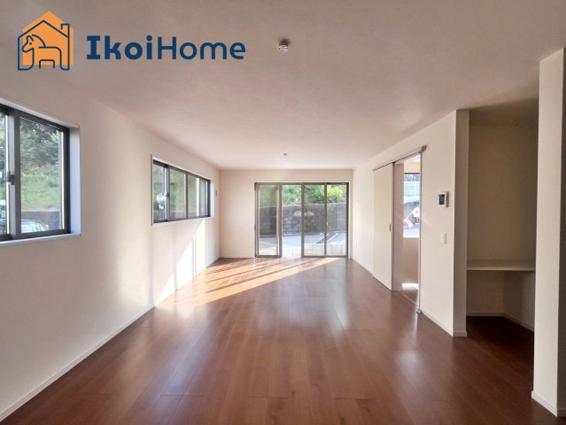 明石市大久保町山手台2丁目15期2号地　新築戸建の居間・リビング|【ホームページに現地動画掲載中】●年中無休：当日予約可●LDKは2面採光で、陽当り・通風良好です！