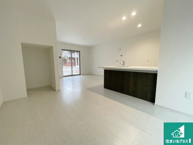 京都市山科区川田西浦町　第1期　新築一戸建ての居間・リビング|シンプルなリビングは、観葉植物等のインテリアを楽しめますね！パパ好みにも、ママ好みにも家具次第で雰囲気を変えることができます！