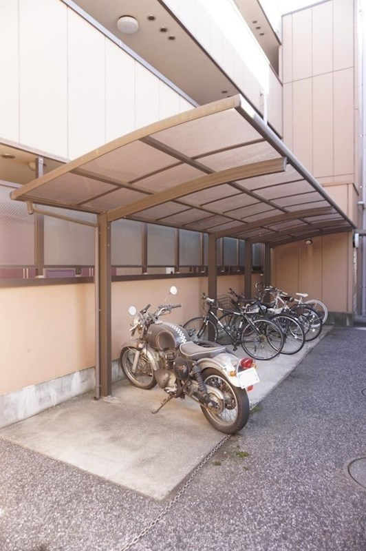ピュアメゾンティーアンドワイの駐車場