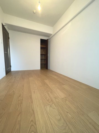 プリオーレ京都西院の洋室|収納付き！