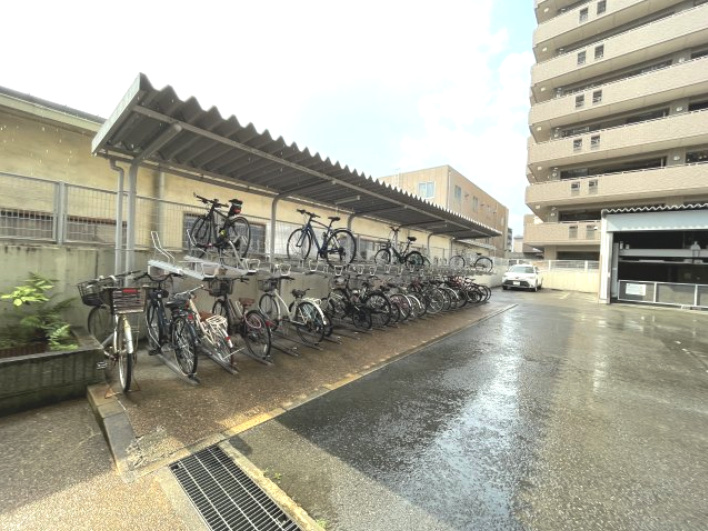 プリオーレ京都西院の駐輪場
