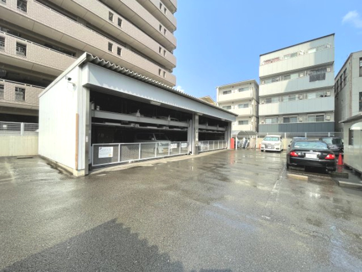 プリオーレ京都西院の駐車場