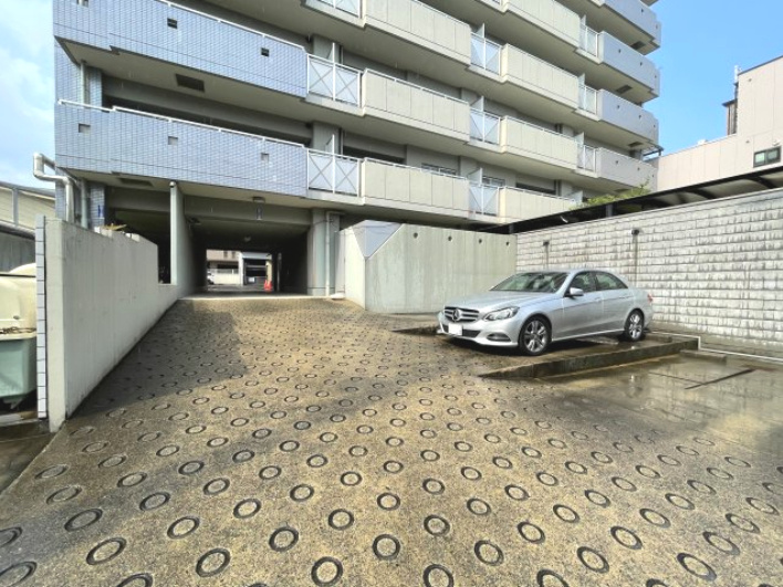 プリオーレ京都西院の駐車場