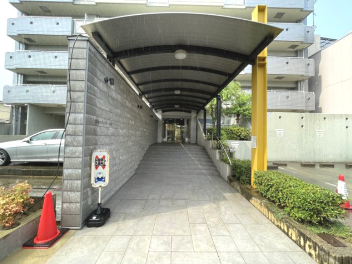 プリオーレ京都西院のエントランス