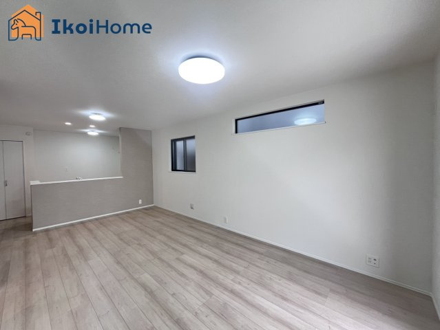 明石市西明石町5丁目　B号棟　新築戸建の居間・リビング|【ホームページに現地動画掲載中】●年中無休：当日予約可●人気のリビングイン階段の間取り！