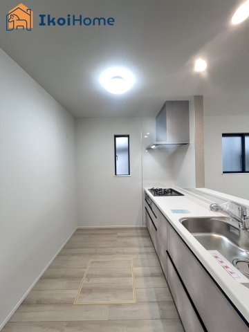 明石市西明石町5丁目　B号棟　新築戸建のキッチン|【ホームページに現地動画掲載中】●年中無休：当日予約可●キッチンには便利な床下収納庫も完備！