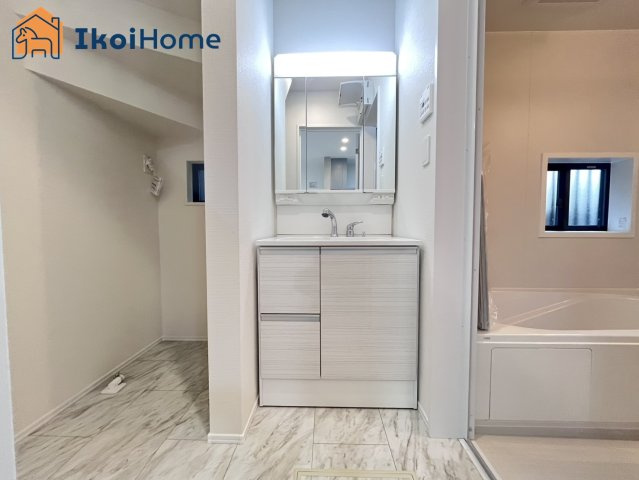 明石市西明石町5丁目　B号棟　新築戸建の洗面所|【ホームページに現地動画掲載中】●年中無休：当日予約可●洗面は便利な３面鏡。ゆったりワイドシンク仕様