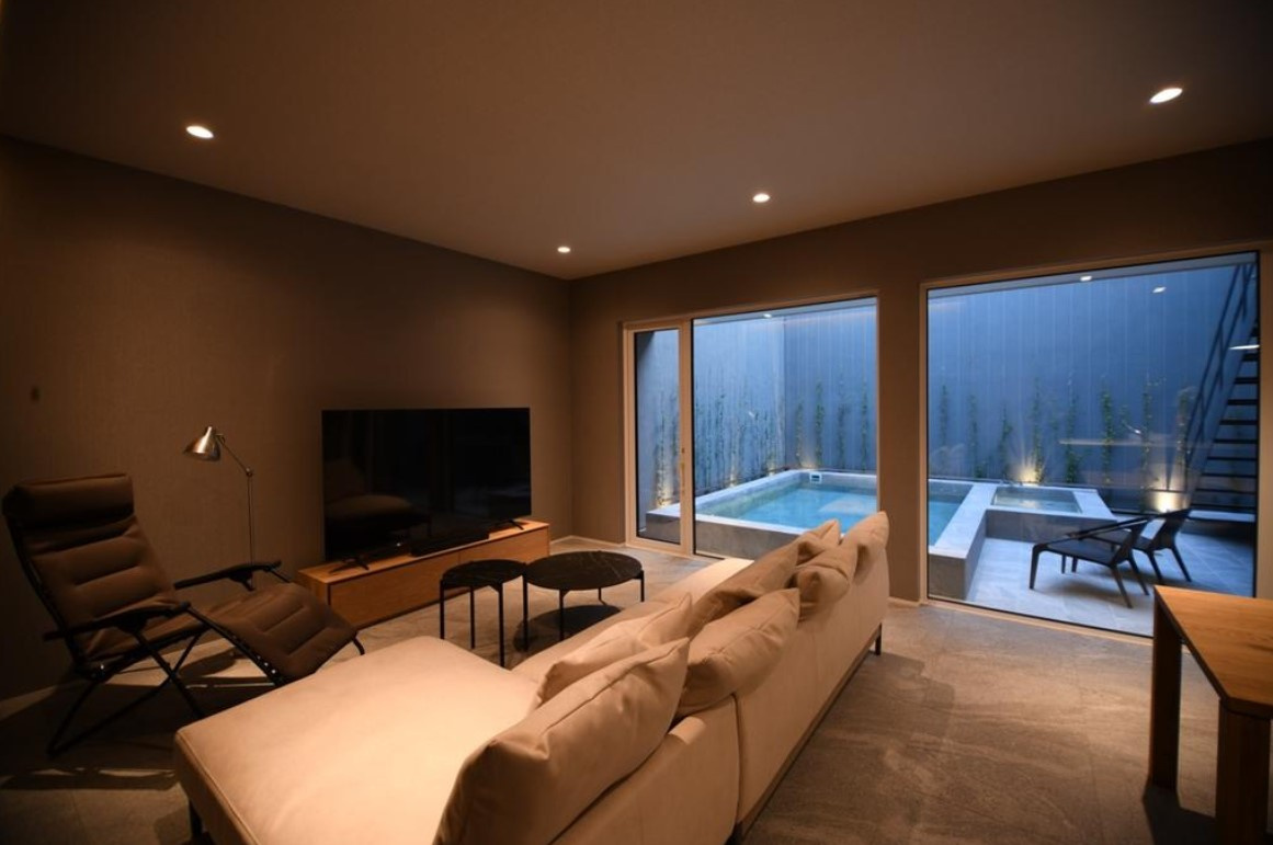 GARDEN WALL HOUSE＋FAS 片瀬江ノ島の居間・リビング