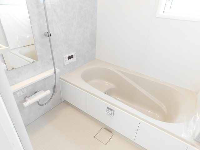 弥富市五明４丁目の新築一戸建の浴室|◇浴室◇　　広い１坪サイズ・浴室暖房乾燥機・追い焚き・断熱浴槽・エコベンチ浴槽・キレイサーモフロア・オートバス・バリアフリー・浴室窓あり