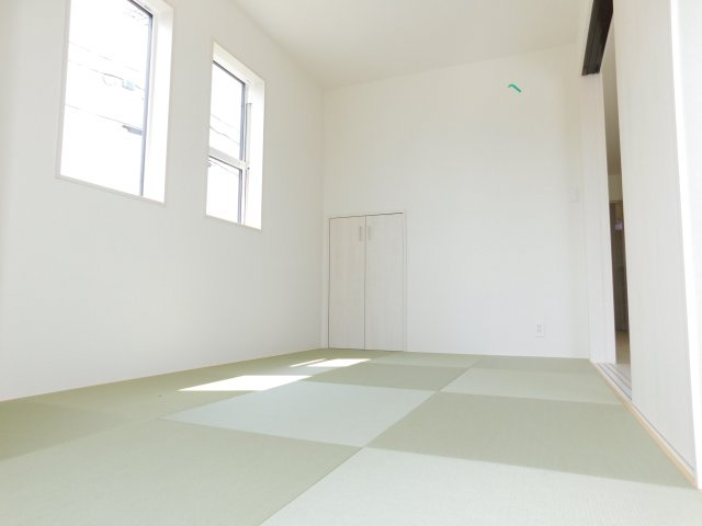 弥富市五明４丁目の新築一戸建の和室|◇洋風和室◇　　南面で明るい和室５．０帖　全居室収納完備！　お子様の遊び場やお昼寝のスペースとしても利用できます♪