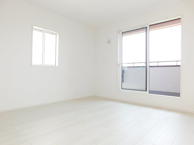 弥富市五明４丁目の新築一戸建の洋室|◇洋室◇　　南面で明るい洋室７．０帖　ウォークインクローゼット完備！　バルコニー付き♪