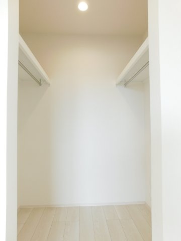 弥富市五明４丁目の新築一戸建の収納|◇ウォークインクローゼット◇　　季節ごとの入れ替え不要！　洋服や荷物をしっかり収納できて部屋が広く使えます♪