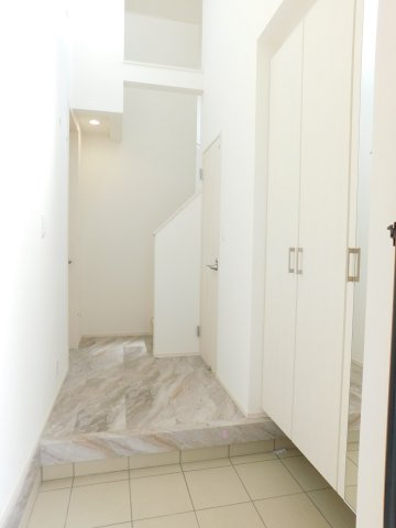 弥富市五明４丁目の新築一戸建の玄関|◇玄関◇　　家族の履物がしっかり収納できるシューズ収納！　玄関がスッキリ片付きます♪　　