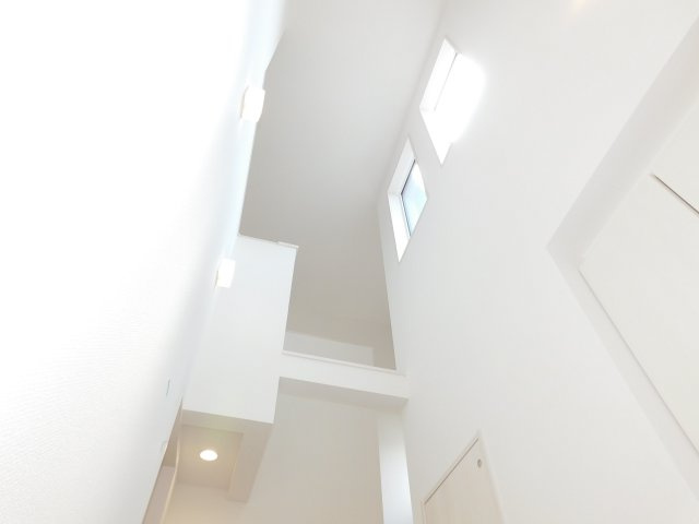 弥富市五明４丁目の新築一戸建の玄関|◇玄関ホール◇　　吹抜けのあるおしゃれでインパクトのある玄関ホール！