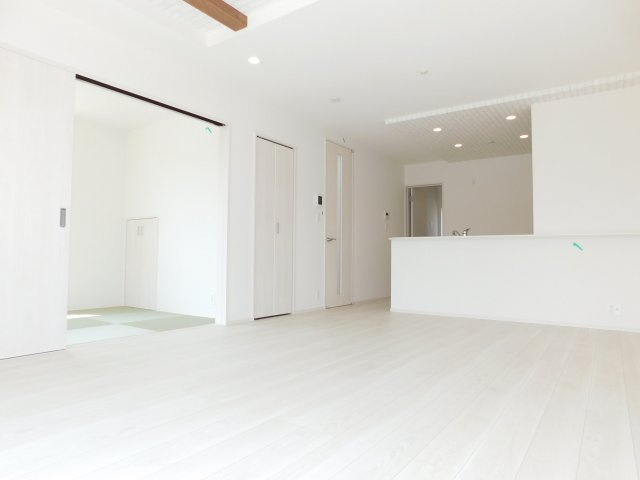 弥富市五明４丁目の新築一戸建の居間・リビング|◇リビング◇　　南面で明るいリビング１７．０帖　和室と続き間で２２．０帖の広々空間になります♪