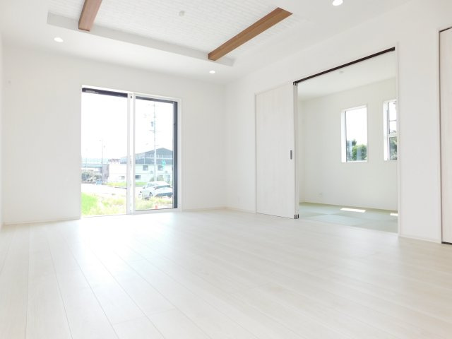 弥富市五明４丁目の新築一戸建の居間・リビング|◇リビング◇　　南面で明るいリビング１７.０帖　開放的を演出する折上天井のリビング♪