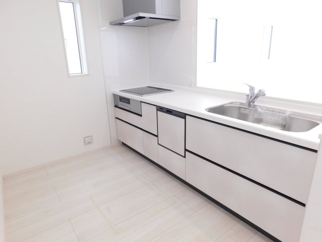 弥富市五明４丁目の新築一戸建のキッチン|◇キッチン◇　　人気の対面式・ＩＨコンロ・人工大理石天板システムキッチン・食洗機・浄水機能付ハンドシャワー・静音仕様シンク・薄型換気扇・スローインクローズレール・床下収納庫